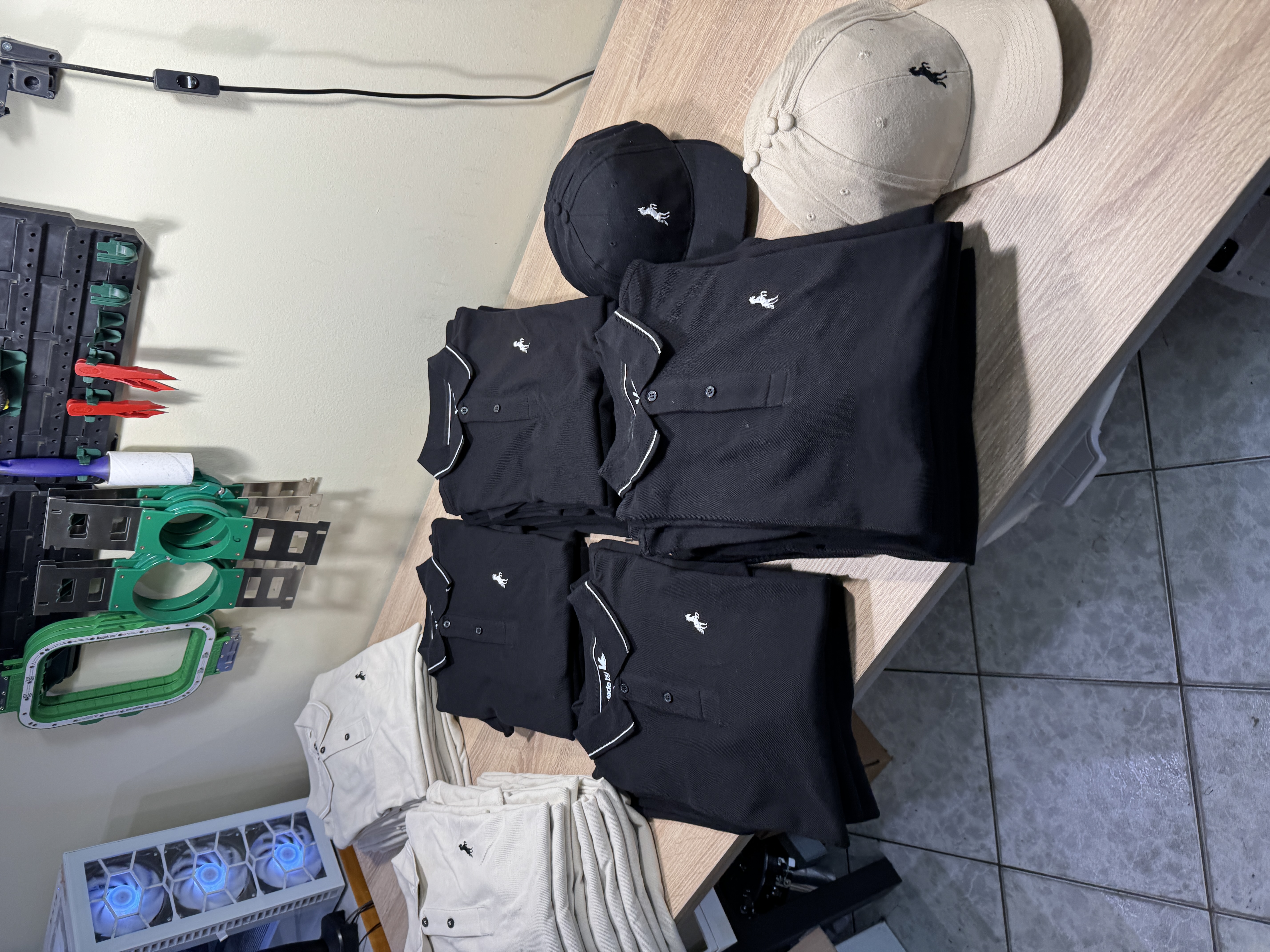 Κεντημένα polo και καπέλα σε παραγωγή